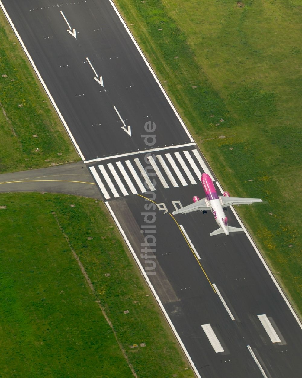 Luftbild Dortmund - Start eines Airbus A320 auf der Startbahn des Flughafen Dortmund Wickede in Nordrhein-Westfalen