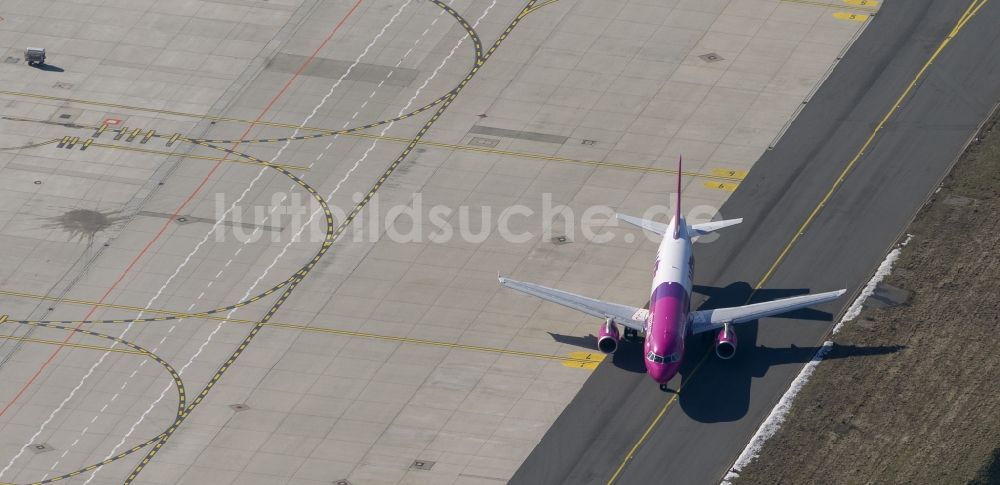 Luftaufnahme Dortmund - Start eines Airbus A320 auf der Startbahn des Flughafen Dortmund Wickede in Nordrhein-Westfalen