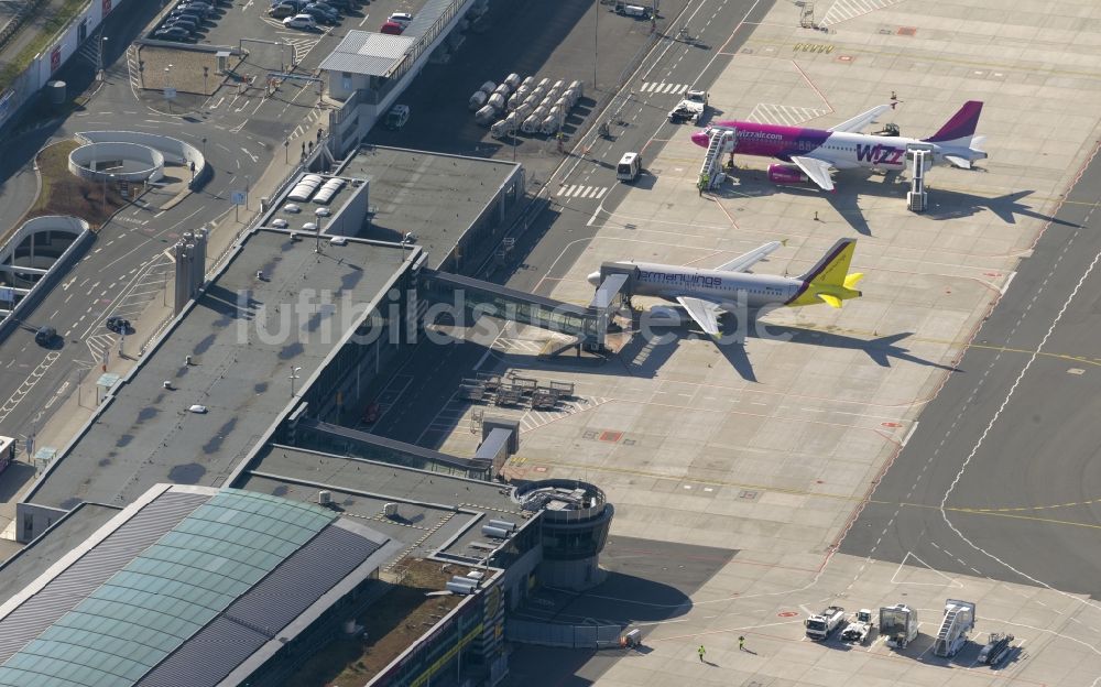 Dortmund von oben - Start eines Airbus A320 auf der Startbahn des Flughafen Dortmund Wickede in Nordrhein-Westfalen