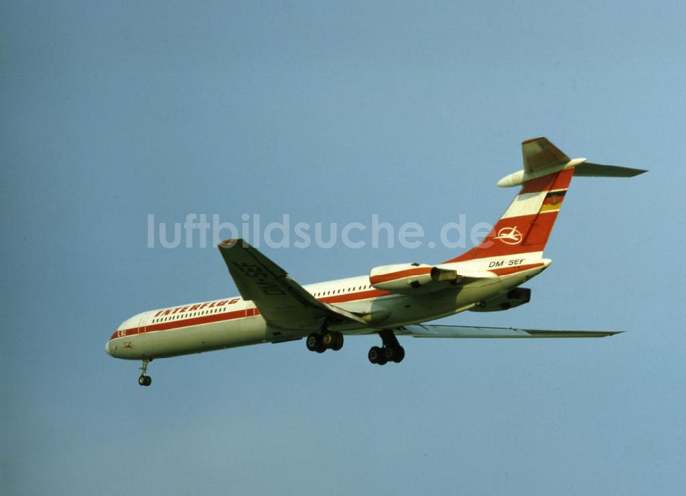 Schönefeld aus der Vogelperspektive: Start eines Flugzeugs Typ IL 62 der Interflug Gesellschaft für internationalen Flugverkehr m.b.H. in Schönefeld