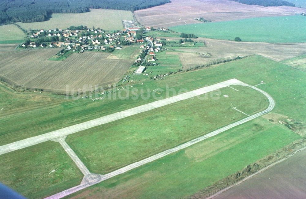 Kamenz von oben - Start- und Landebahn des Flugplatz Kamenz in Kamenz im Bundesland Sachsen