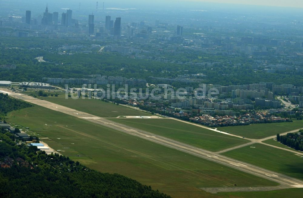 Warschau Bemowo von oben - Start- und Landebahn des Flugplatz Warschau-Babice im Stadtteil Bemowo in Warschau in Polen