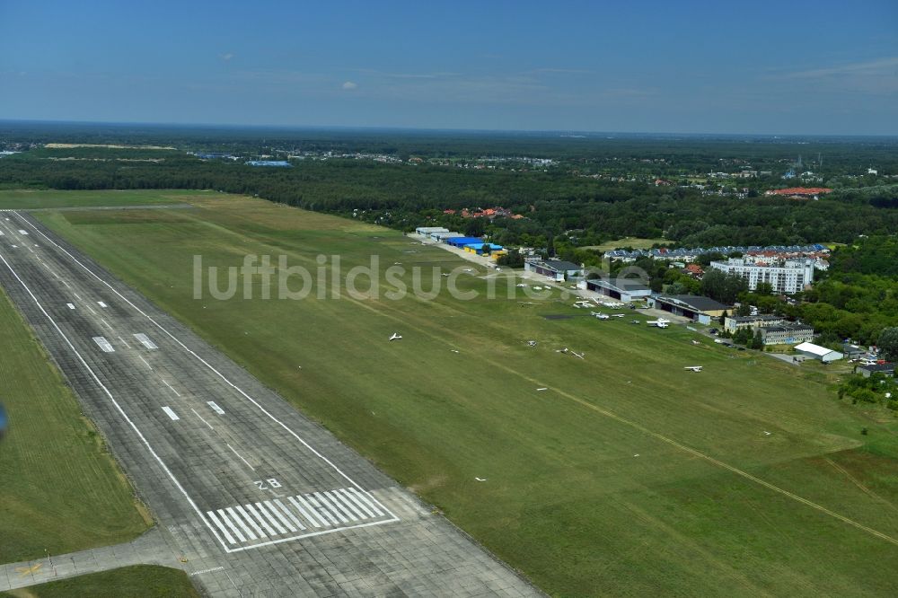 Warschau Bemowo aus der Vogelperspektive: Start- und Landebahn des Flugplatz Warschau-Babice im Stadtteil Bemowo in Warschau in Polen