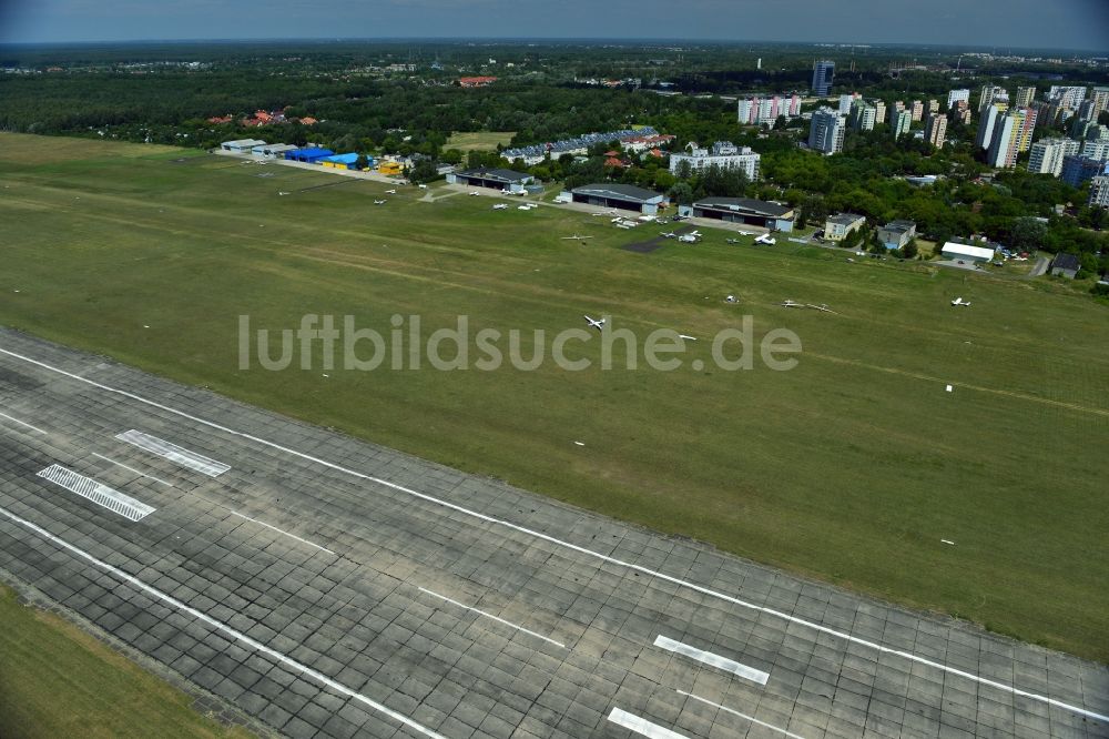 Luftaufnahme Warschau Bemowo - Start- und Landebahn des Flugplatz Warschau-Babice im Stadtteil Bemowo in Warschau in Polen