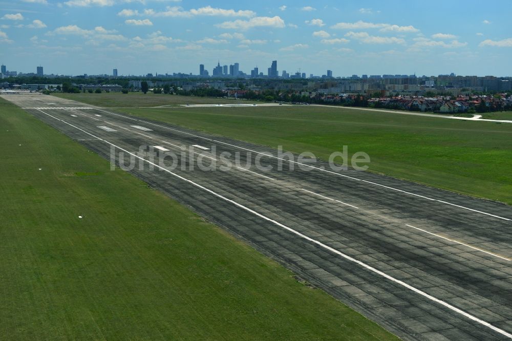 Warschau Bemowo aus der Vogelperspektive: Start- und Landebahn des Flugplatz Warschau-Babice im Stadtteil Bemowo in Warschau in Polen