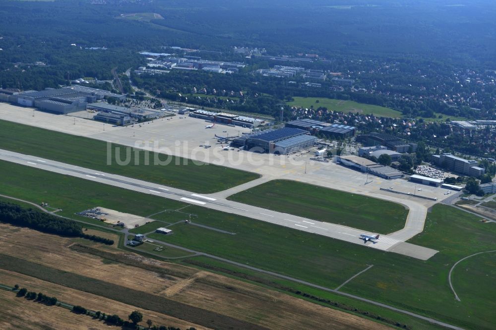 Luftbild Dresden - Start- und Landebahn auf dem Gelände des Flughafen Dresden in Sachsen