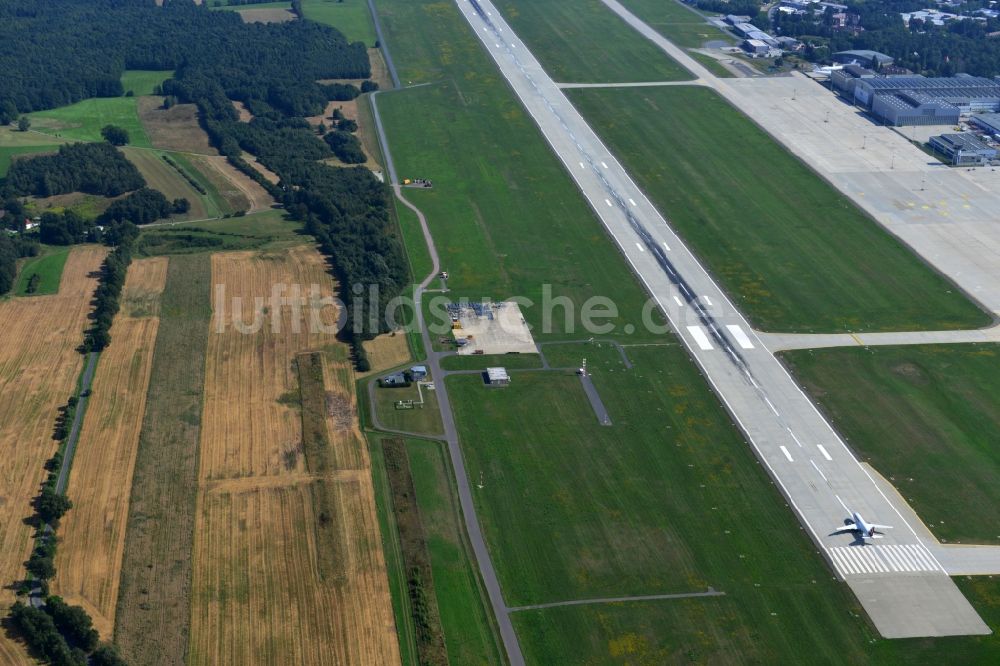 Luftaufnahme Dresden - Start- und Landebahn auf dem Gelände des Flughafen Dresden in Sachsen