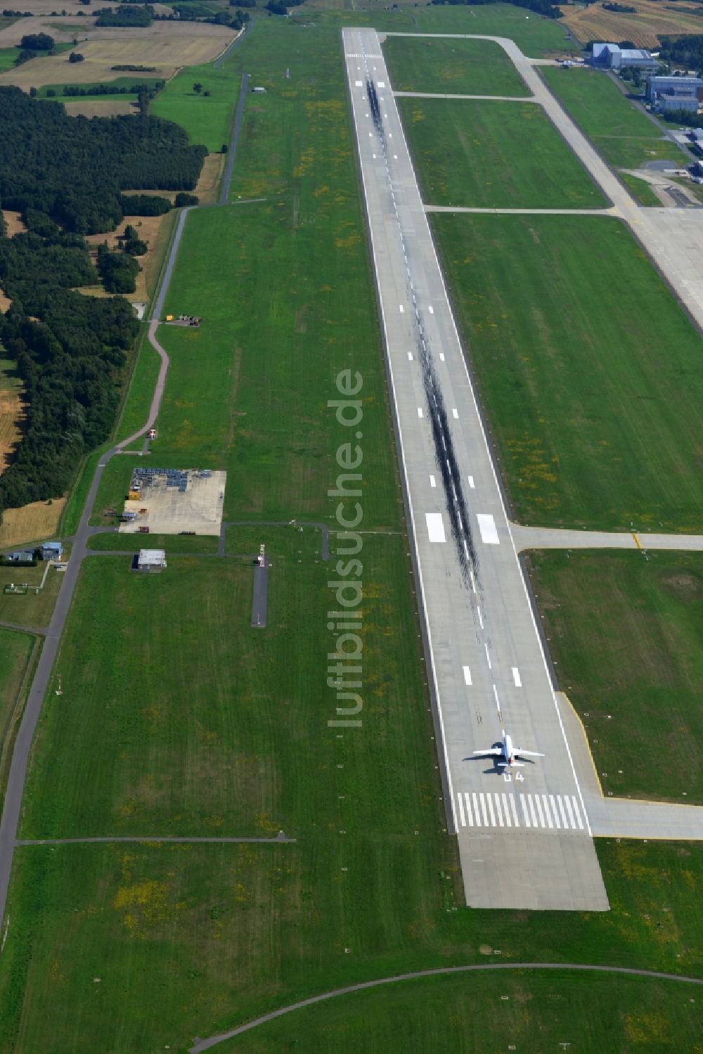 Dresden von oben - Start- und Landebahn auf dem Gelände des Flughafen Dresden in Sachsen