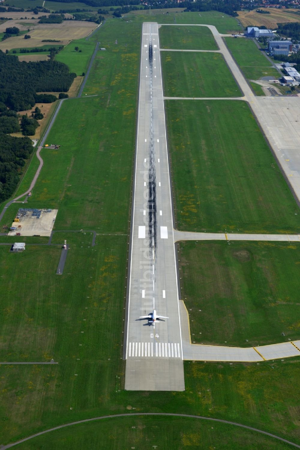 Dresden aus der Vogelperspektive: Start- und Landebahn auf dem Gelände des Flughafen Dresden in Sachsen