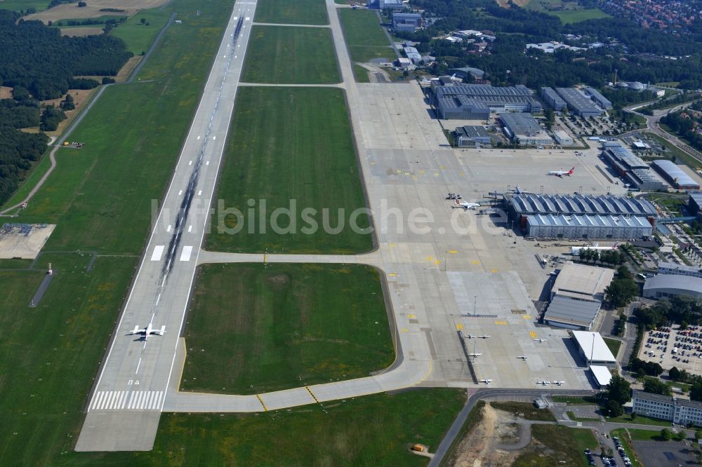 Luftaufnahme Dresden - Start- und Landebahn auf dem Gelände des Flughafen Dresden in Sachsen