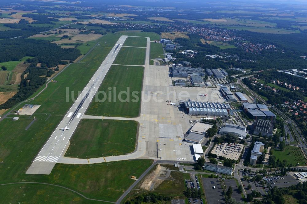 Dresden von oben - Start- und Landebahn auf dem Gelände des Flughafen Dresden in Sachsen