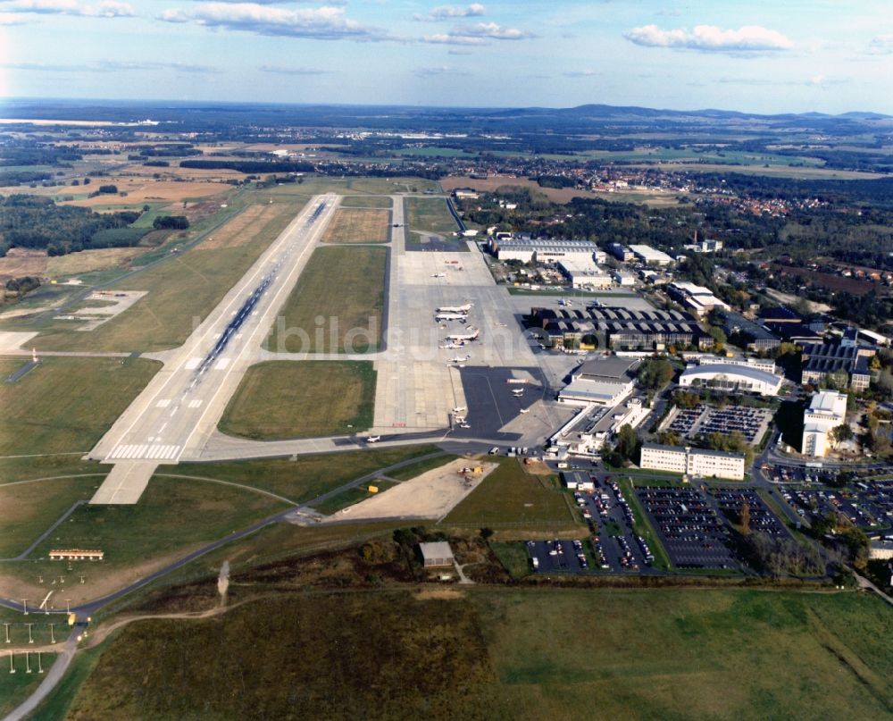 Dresden aus der Vogelperspektive: Start- und Landebahn auf dem Gelände des Flughafen Dresden im Bundesland Sachsen