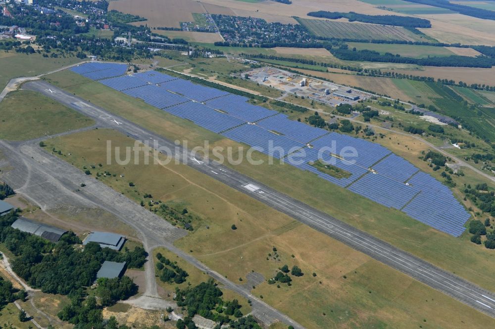 Luftbild Werneuchen - Start- und Landebahn mit Rollwegen und Sheltern auf dem Gelände des Flugplatz Werneuchen im Bundesland Brandenburg