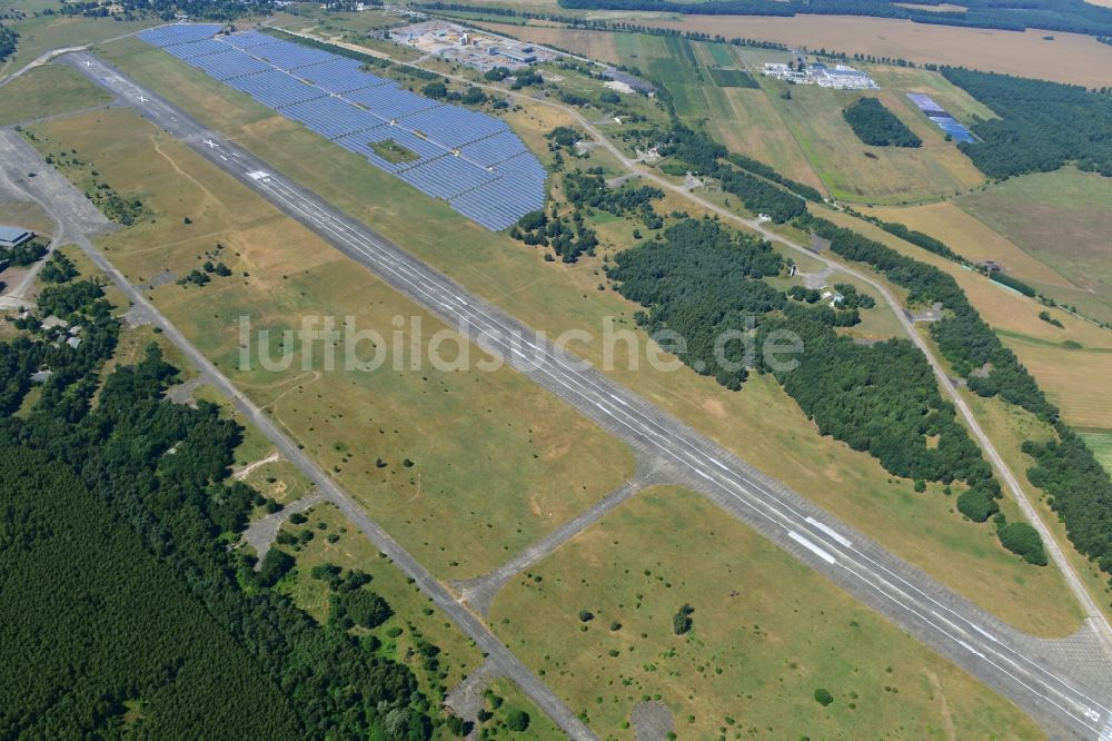 Luftaufnahme Werneuchen - Start- und Landebahn mit Rollwegen und Sheltern auf dem Gelände des Flugplatz Werneuchen im Bundesland Brandenburg