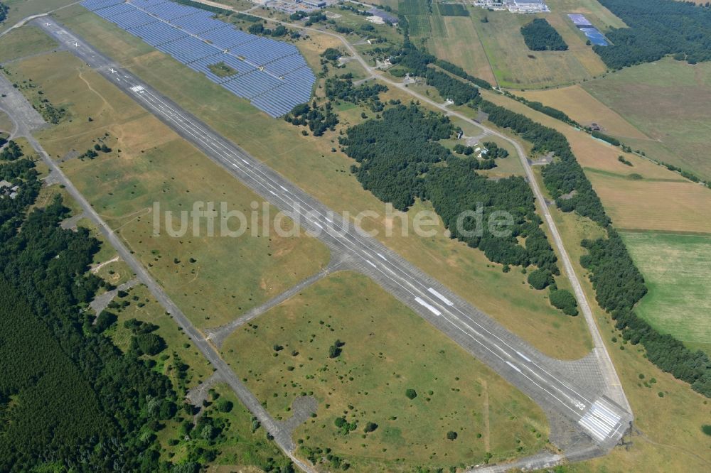 Werneuchen von oben - Start- und Landebahn mit Rollwegen und Sheltern auf dem Gelände des Flugplatz Werneuchen im Bundesland Brandenburg