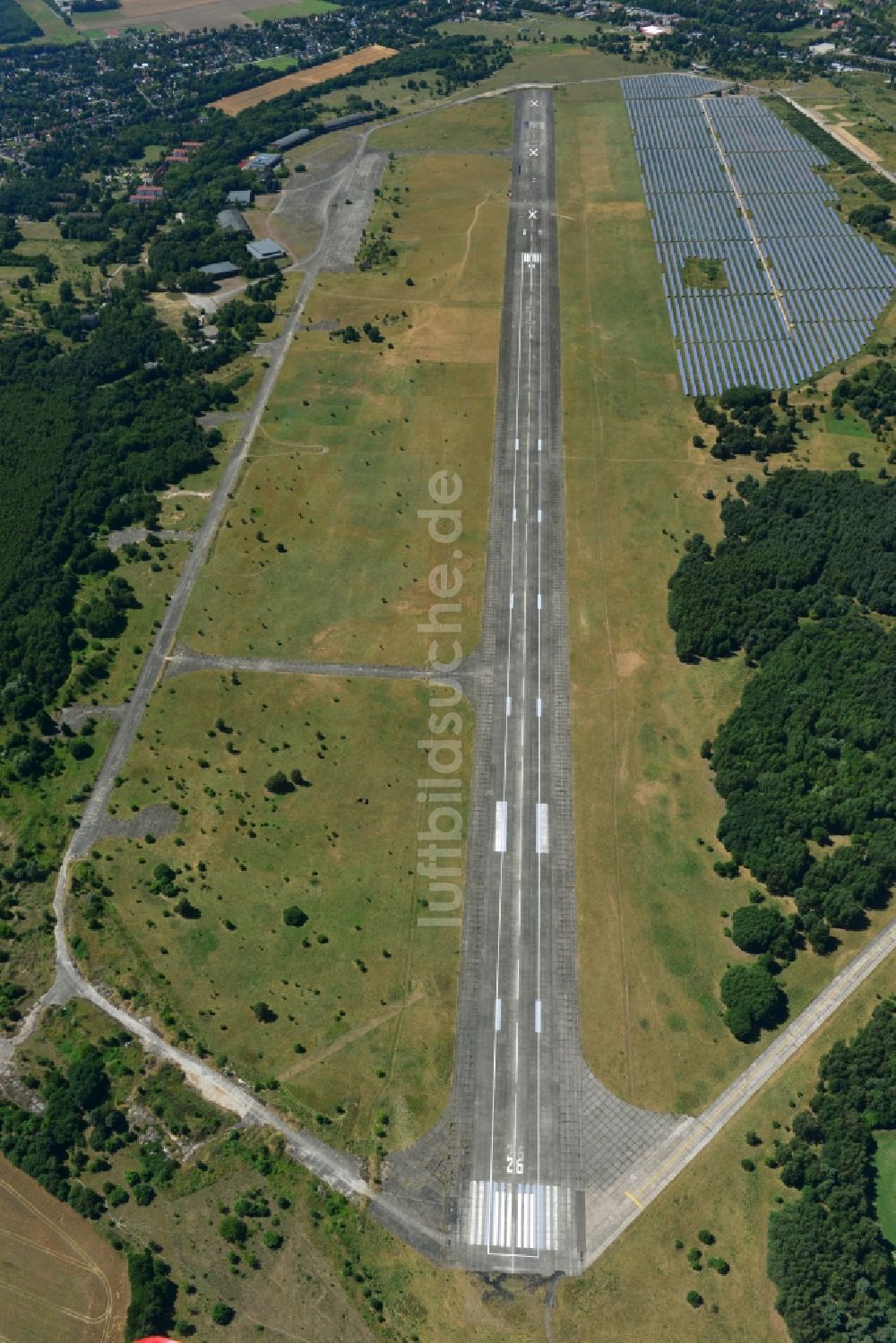 Werneuchen aus der Vogelperspektive: Start- und Landebahn mit Rollwegen und Sheltern auf dem Gelände des Flugplatz Werneuchen im Bundesland Brandenburg