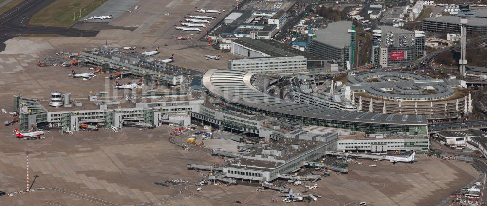 Düsseldorf aus der Vogelperspektive: Start- und Landebahn und Terminal am Flughafen Düsseldorf