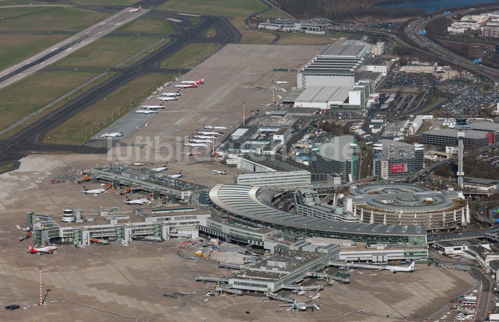 Luftbild Düsseldorf - Start- und Landebahn und Terminal am Flughafen Düsseldorf