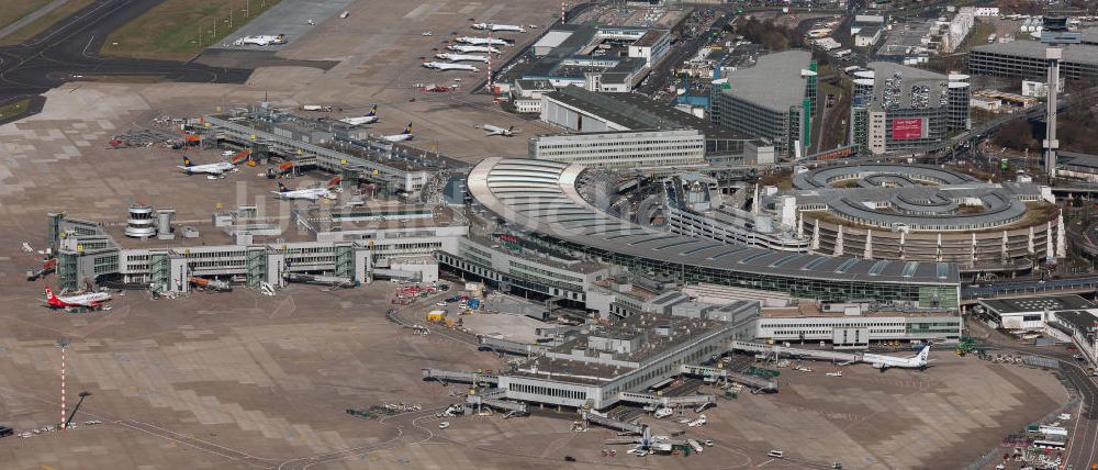 Luftaufnahme Düsseldorf - Start- und Landebahn und Terminal am Flughafen Düsseldorf