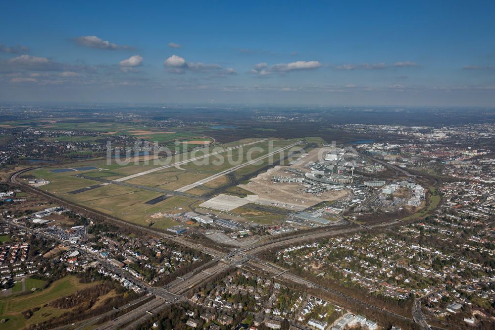 Düsseldorf von oben - Start- und Landebahn und Terminal am Flughafen Düsseldorf