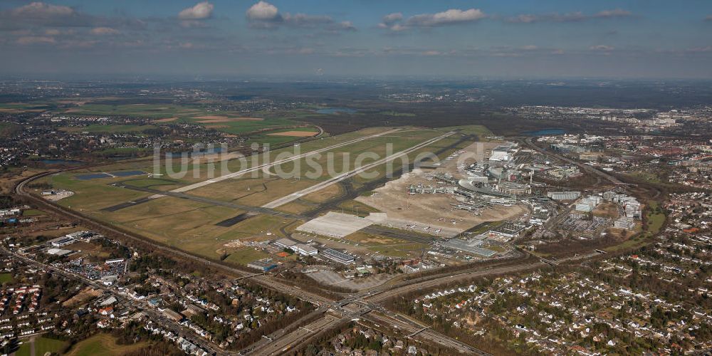 Düsseldorf aus der Vogelperspektive: Start- und Landebahn und Terminal am Flughafen Düsseldorf