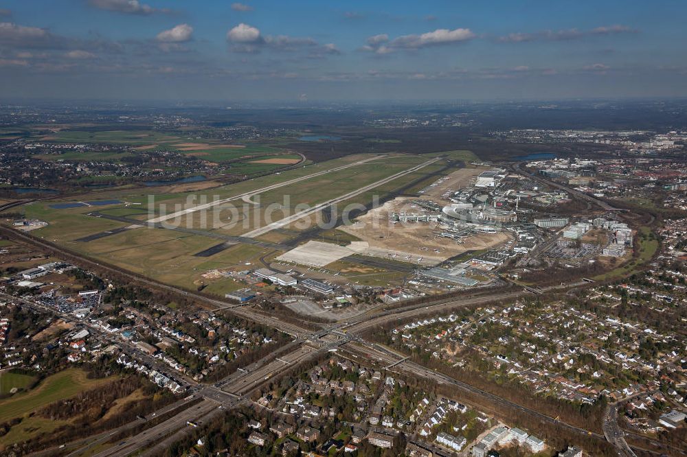 Luftbild Düsseldorf - Start- und Landebahn und Terminal am Flughafen Düsseldorf