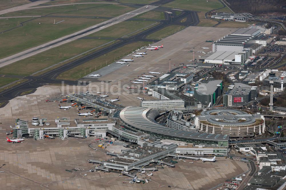 Luftaufnahme Düsseldorf - Start- und Landebahn und Terminal am Flughafen Düsseldorf