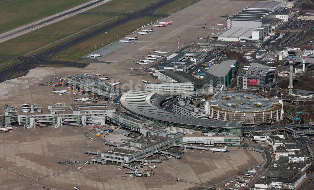 Düsseldorf von oben - Start- und Landebahn und Terminal am Flughafen Düsseldorf