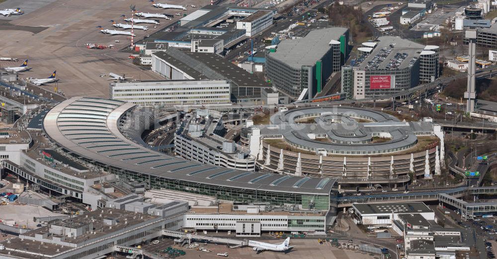 Düsseldorf aus der Vogelperspektive: Start- und Landebahn und Terminal am Flughafen Düsseldorf