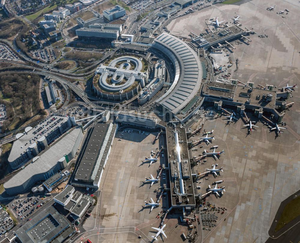 Luftaufnahme Düsseldorf - Start- und Landebahn und Terminal am Flughafen Düsseldorf