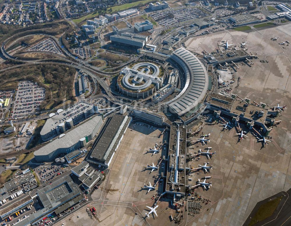 Düsseldorf von oben - Start- und Landebahn und Terminal am Flughafen Düsseldorf