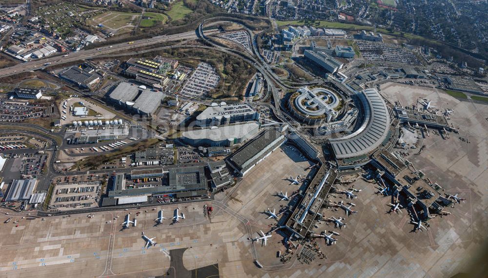 Düsseldorf aus der Vogelperspektive: Start- und Landebahn und Terminal am Flughafen Düsseldorf