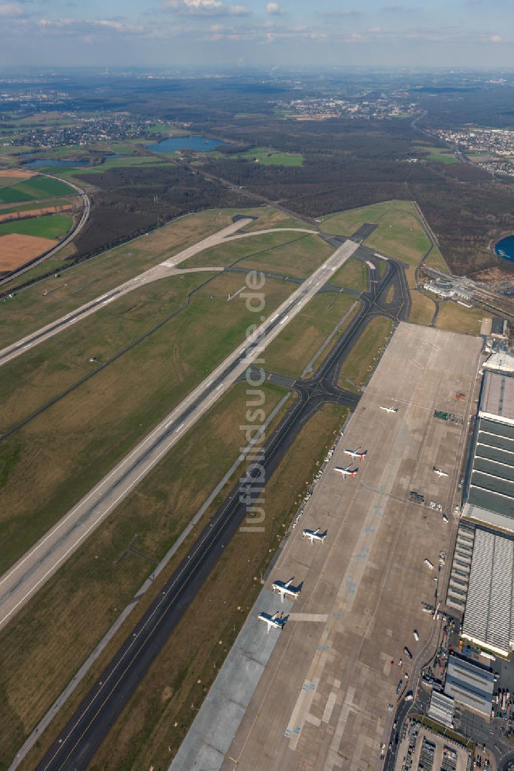 Luftbild Düsseldorf - Start- und Landebahn und Terminal am Flughafen Düsseldorf