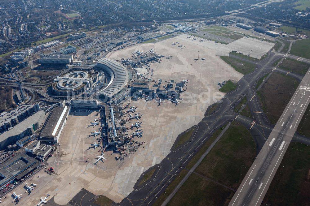 Luftaufnahme Düsseldorf - Start- und Landebahn und Terminal am Flughafen Düsseldorf