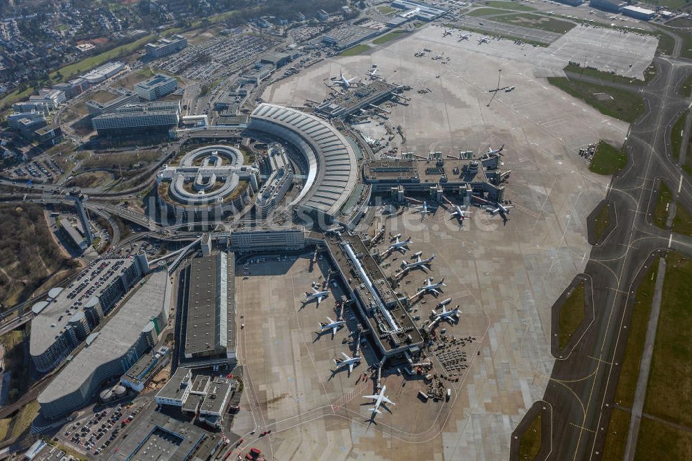 Düsseldorf von oben - Start- und Landebahn und Terminal am Flughafen Düsseldorf