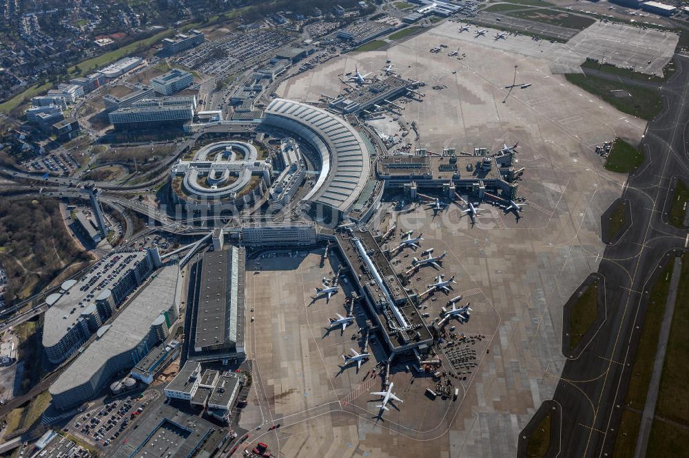 Düsseldorf aus der Vogelperspektive: Start- und Landebahn und Terminal am Flughafen Düsseldorf