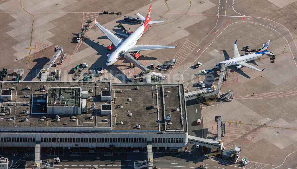 Luftaufnahme Düsseldorf - Start- und Landebahn und Terminal am Flughafen Düsseldorf