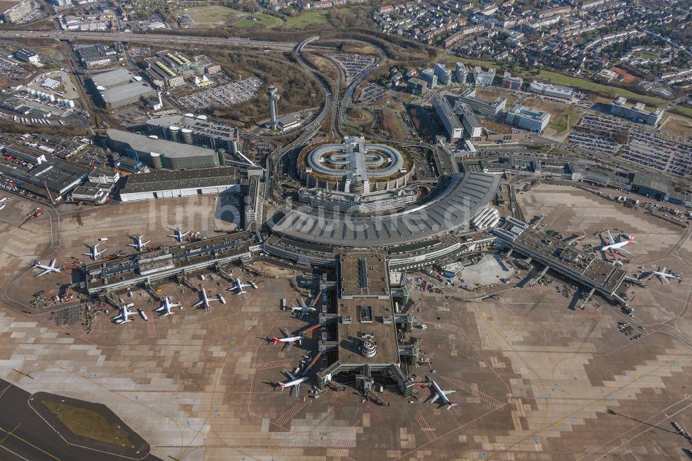 Düsseldorf von oben - Start- und Landebahn und Terminal am Flughafen Düsseldorf