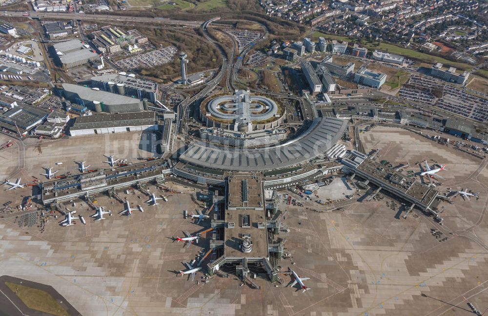 Düsseldorf aus der Vogelperspektive: Start- und Landebahn und Terminal am Flughafen Düsseldorf