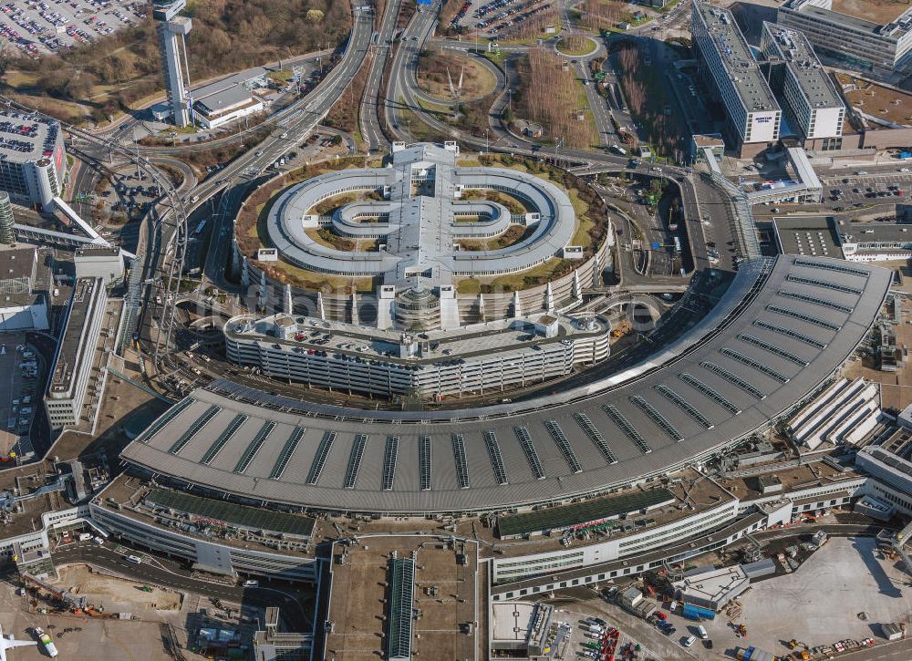 Düsseldorf von oben - Start- und Landebahn und Terminal am Flughafen Düsseldorf