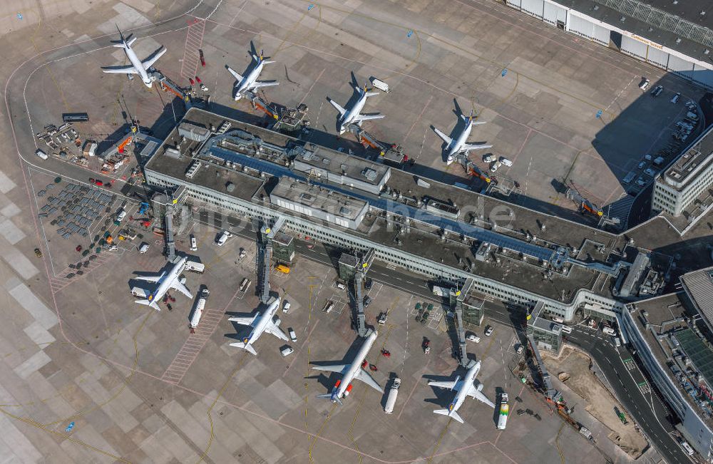 Düsseldorf aus der Vogelperspektive: Start- und Landebahn und Terminal am Flughafen Düsseldorf