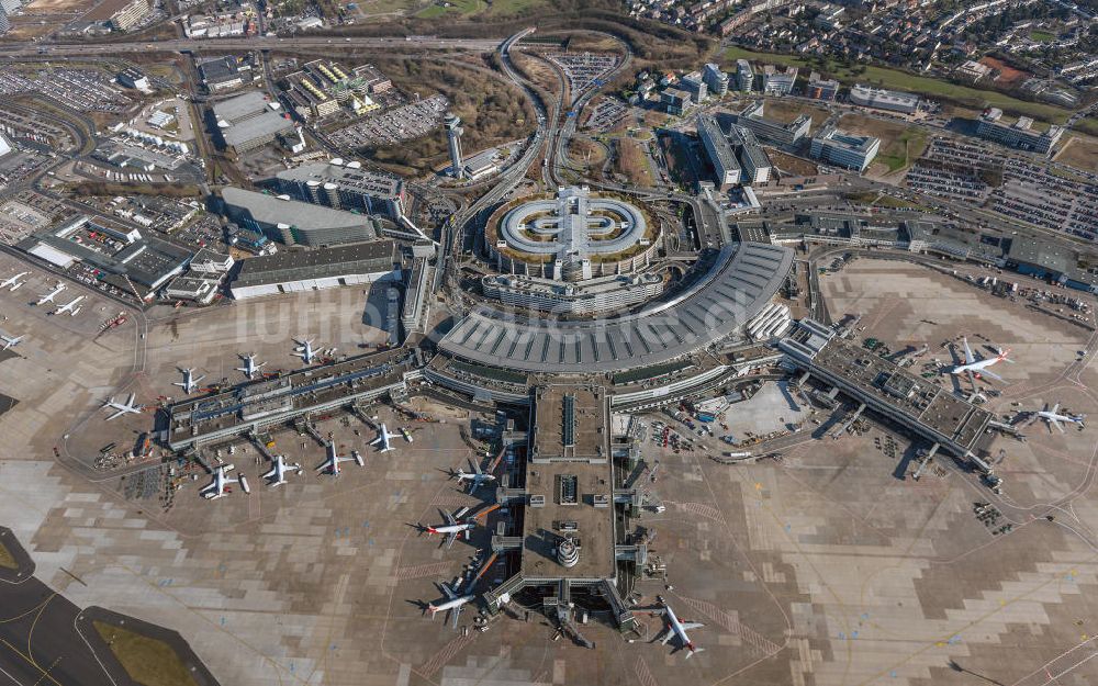 Luftbild Düsseldorf - Start- und Landebahn und Terminal am Flughafen Düsseldorf