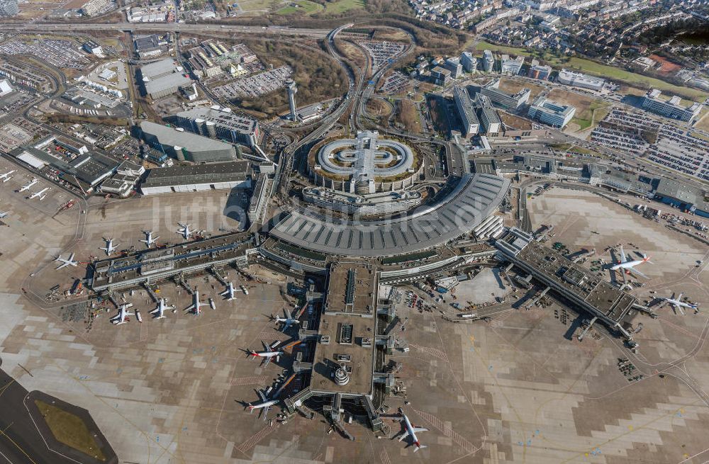 Düsseldorf von oben - Start- und Landebahn und Terminal am Flughafen Düsseldorf