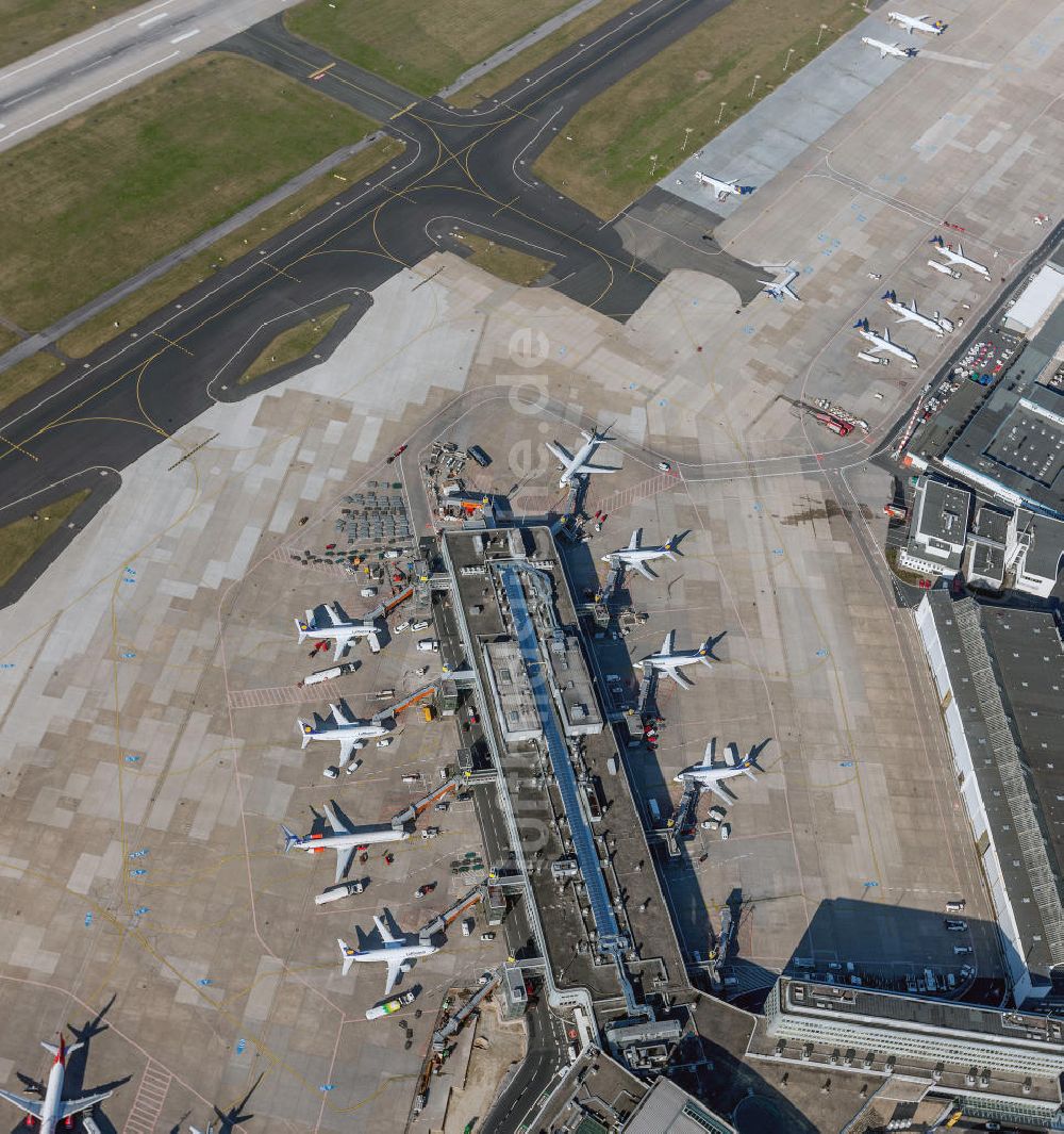 Düsseldorf aus der Vogelperspektive: Start- und Landebahn und Terminal am Flughafen Düsseldorf