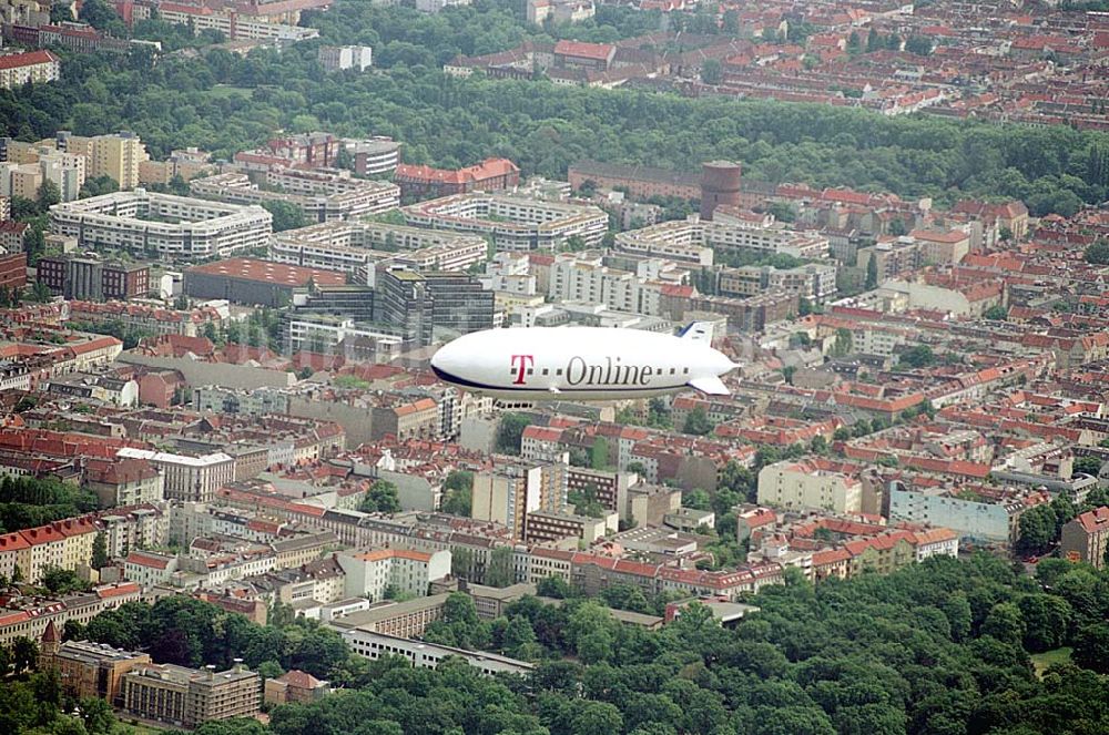 Luftaufnahme Berlin - Tempelhof - Start eines Zeppelin NT auf dem Flughafen Tempelhof