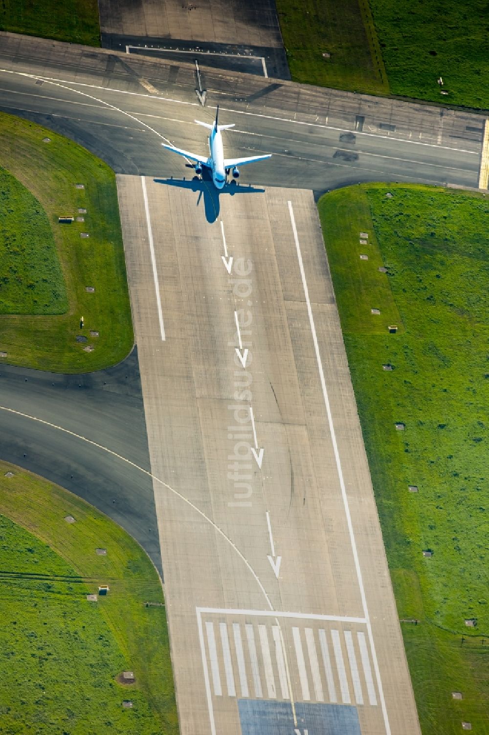 Luftbild Düsseldorf - Startbahn des Flughafen in Düsseldorf im Bundesland Nordrhein-Westfalen