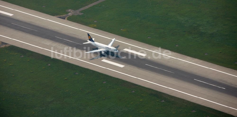 Luftbild Düsseldorf - Startbahn des Flughafens Düsseldorf International im Bundesland Nordrhein-Westfalen