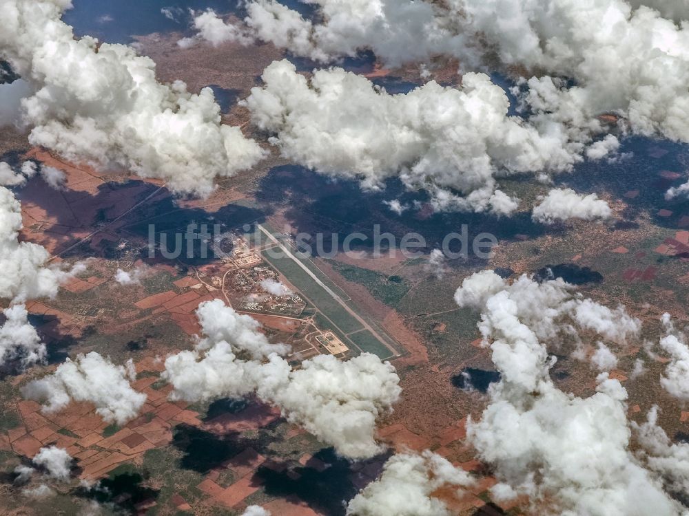 Wanlaweyne aus der Vogelperspektive: Startbahn und Landebahn am ehemaligen Flugplatz Baledogle Airfield aka Wanlaweyn Airstrip in Wanlaweyne in Shabeellaha Hoose, Somalia