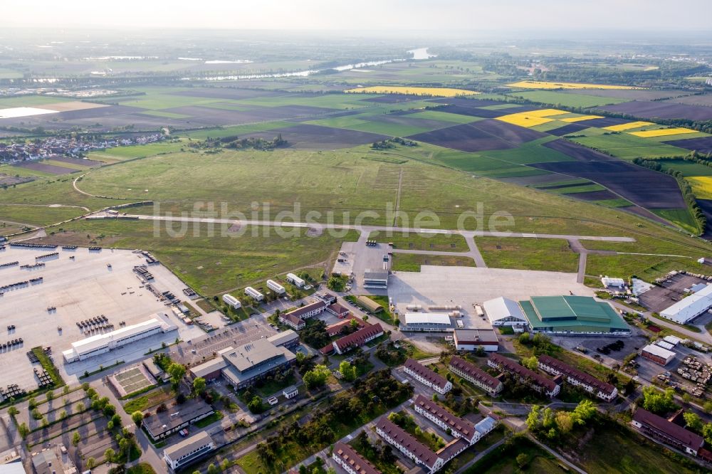 Mannheim von oben - Startbahn und Landebahn am ehemaligen Flugplatz Coleman der US Air force im Ortsteil Sandhofen in Mannheim im Bundesland Baden-Württemberg, Deutschland