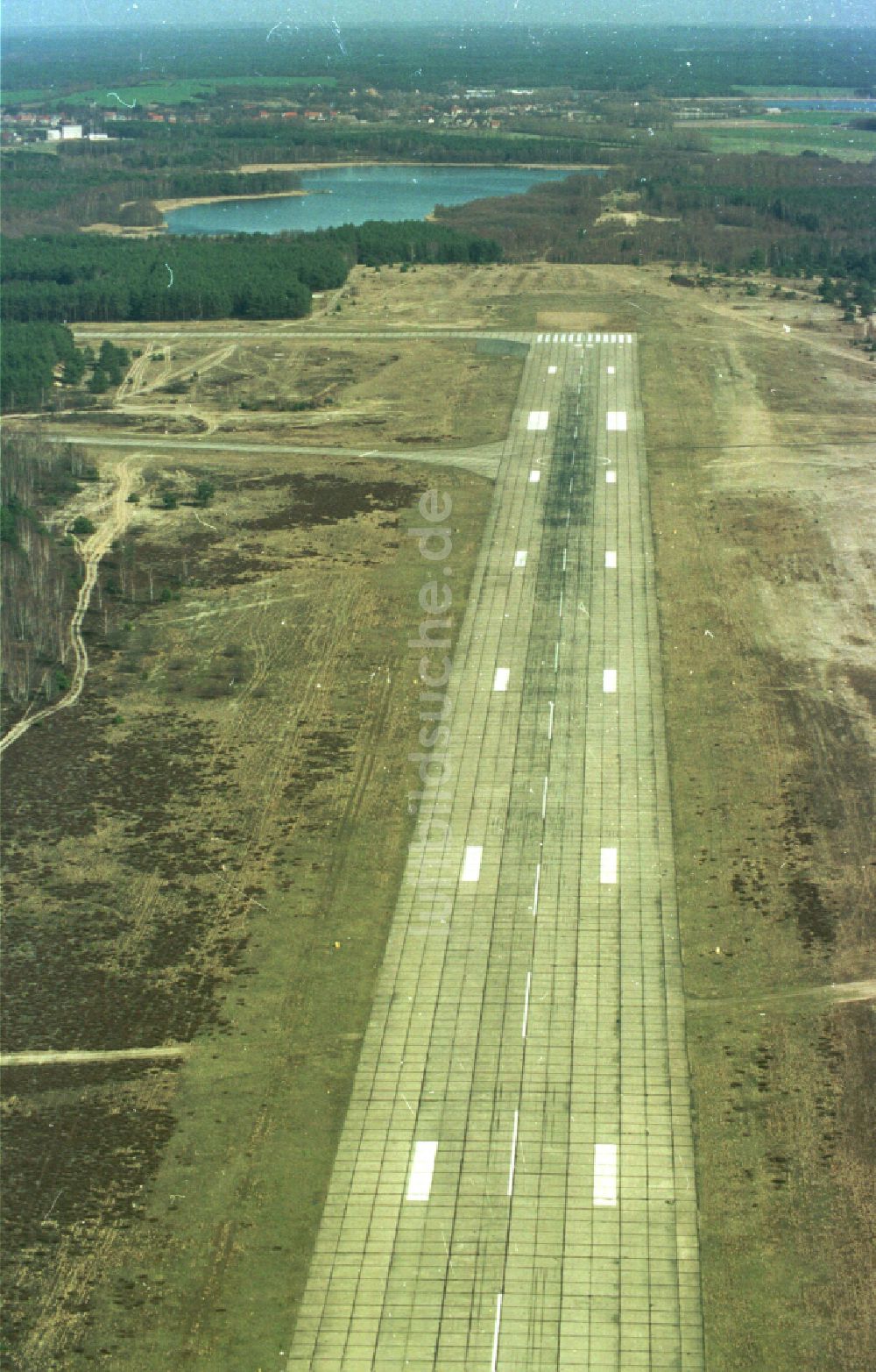 Sperenberg aus der Vogelperspektive: Startbahn und Landebahn am ehemaligen Flugplatz in Sperenberg im Bundesland Brandenburg, Deutschland